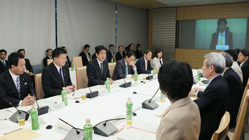 安倍总理在总理大臣官邸召开了第六次国家战略特别区域咨询会议。