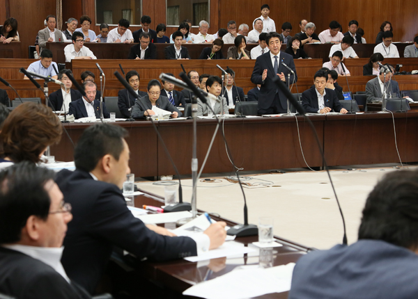 安倍总理出席了参议院厚生劳动委员会。
