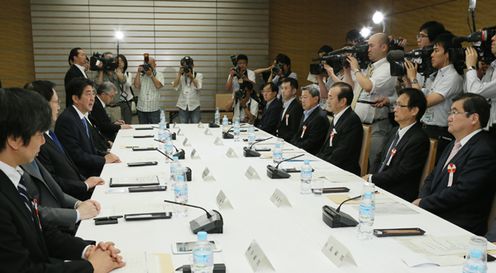 安倍总理在总理大臣官邸出席了第一次国家安全保障局顾问会议。