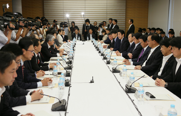 安倍总理在总理大臣官邸召开了知识财产战略本部会议。