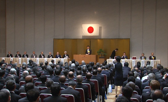 安倍总理出席了在东京都内举行的全国信用金库大会。