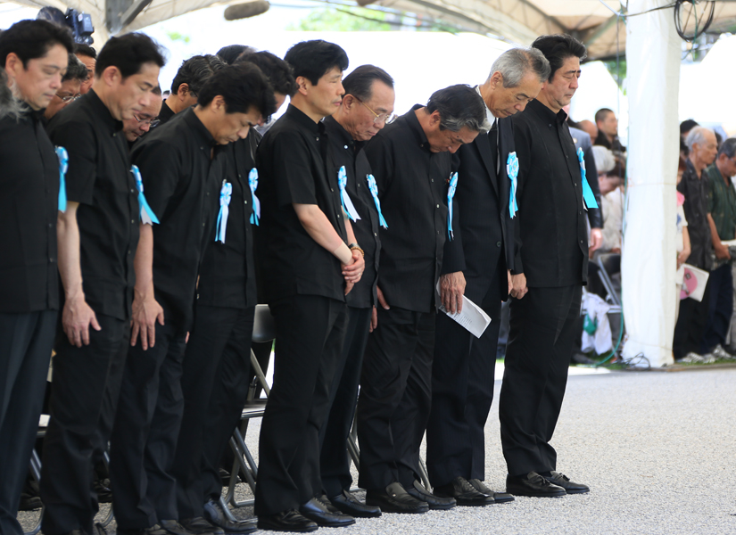 安倍总理出席了在冲绳县举行的“冲绳全体战殁者追悼仪式”。
