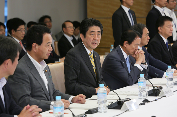 安倍总理在总理大臣官邸召开了第六次经济财政咨询会议・产业竞争力会议联合会议。