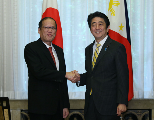 安倍总理在总理大臣官邸与菲律宾共和国总统贝尼尼奥•阿基诺三世举行了会谈及联合记者招待会。