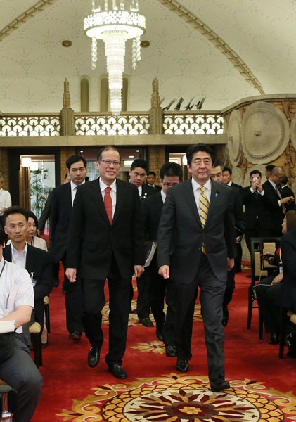 安倍总理在总理大臣官邸与菲律宾共和国总统贝尼尼奥•阿基诺三世举行了会谈及联合记者招待会。