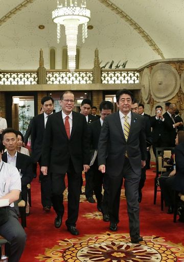 安倍总理在总理大臣官邸与菲律宾共和国总统贝尼尼奥•阿基诺三世举行了会谈及联合记者招待会。