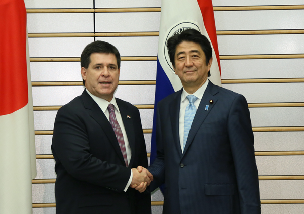 安倍总理在总理大臣官邸与巴拉圭共和国总统奥拉西奥・卡特斯举行了会谈等。
