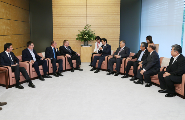 安倍总理在总理大臣官邸接受了国际奥林匹克委员会（IOC）协调委员会委员长约翰•科茨等的拜会。