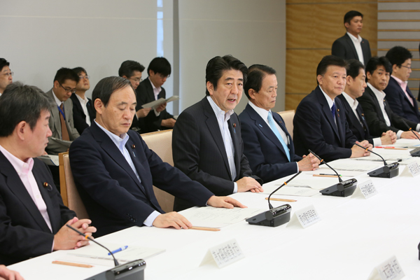 安倍总理在总理大臣官邸召开了第六次地方分权改革推进本部会议。
