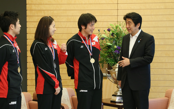 安倍总理在总理大臣官邸接受了荣获汤姆斯杯冠军及尤伯杯亚军的日本选手代表团。