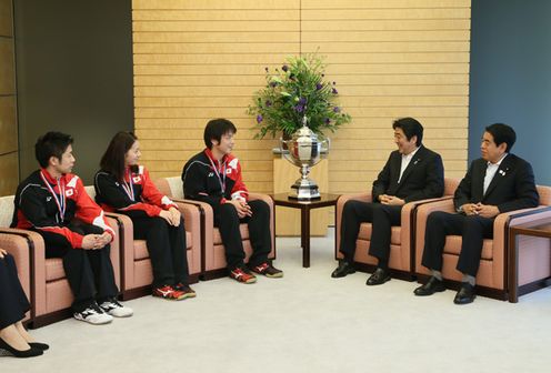 安倍总理在总理大臣官邸接受了荣获汤姆斯杯冠军及尤伯杯亚军的日本选手代表团。