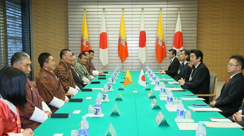 安倍总理在总理大臣官邸与不丹王国首相策林・托杰举行了会谈及联合记者招待会。