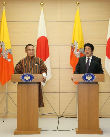 安倍总理在总理大臣官邸与不丹王国首相策林・托杰举行了会谈及联合记者招待会。