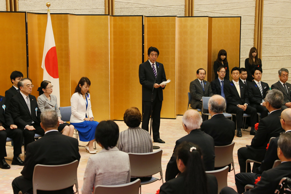 安倍总理在总理大臣官邸举行了2014年安全功劳者内阁总理大臣表彰仪式。