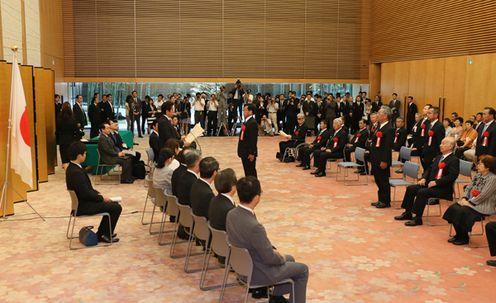 安倍总理在总理大臣官邸举行了2014年安全功劳者内阁总理大臣表彰仪式。