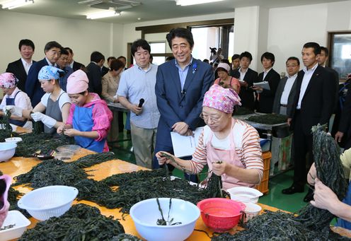 安倍总理为了把握东日本大地震的复兴情况访问了岩手县。