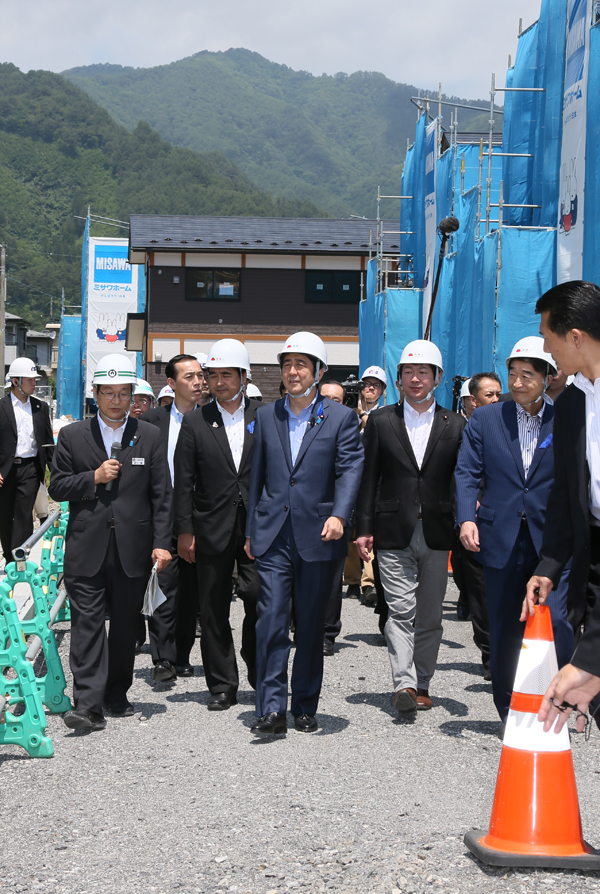 安倍总理为了把握东日本大地震的复兴情况访问了岩手县。