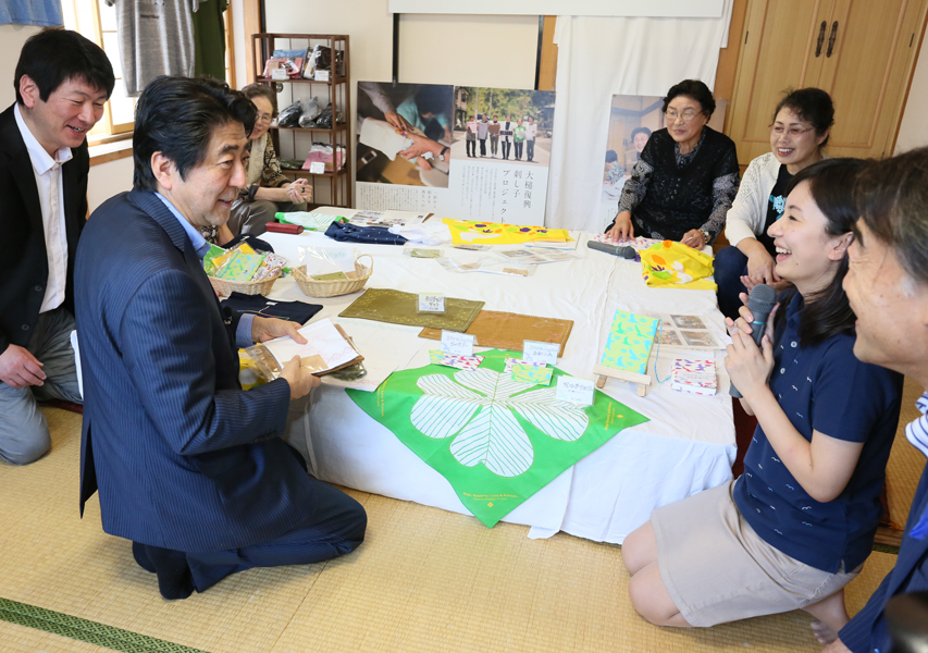 安倍总理为了把握东日本大地震的复兴情况访问了岩手县。
