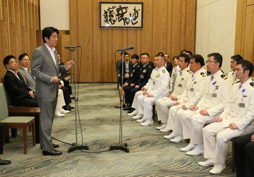 安倍总理在总理大臣官邸接受了国际紧急救援队的拜会。