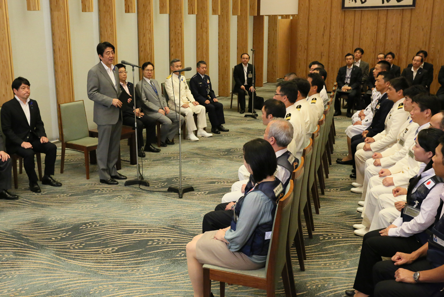 安倍总理在总理大臣官邸接受了国际紧急救援队的拜会。