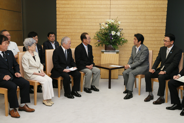 安倍总理在总理大臣官邸，在古屋绑架问题担当大臣、岸田外长的陪同下，接收了绑架议联（为早日营救被北朝鲜绑架的日本人而行动的议员联盟）、家属会、救助会及调查会递交的要求书。