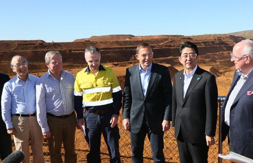 正在访问澳大利亚的安倍总理视察了矿山开采现场，并接受了西澳大利亚州总理的拜会。