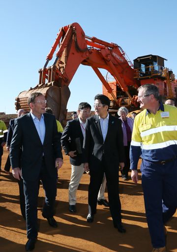 正在访问澳大利亚的安倍总理视察了矿山开采现场，并接受了西澳大利亚州总理的拜会。