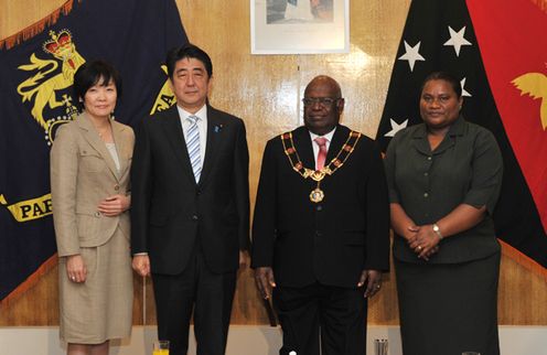安倍总理访问了巴布亚新几内亚独立国。