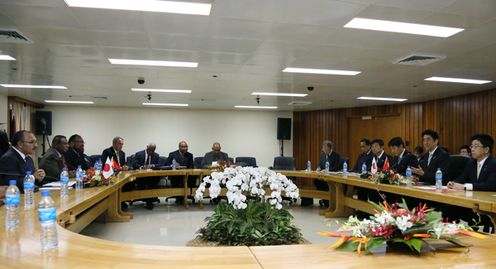 安倍总理访问了巴布亚新几内亚独立国。