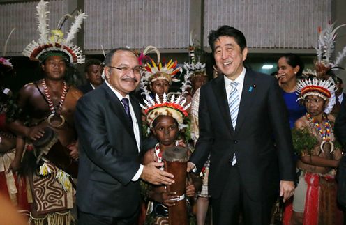 安倍总理访问了巴布亚新几内亚独立国。