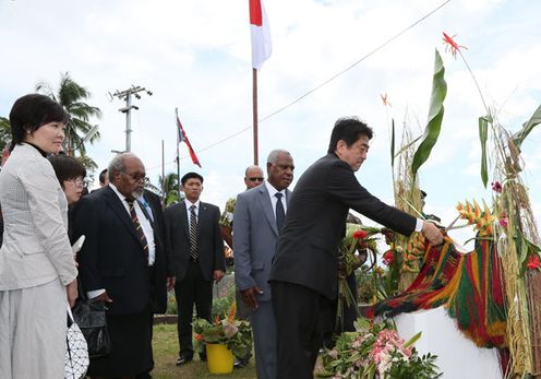 正在访问巴布亚新几内亚的安倍总理访问了新几内亚战殁者纪念碑等。