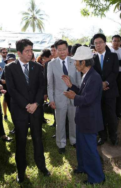 正在访问巴布亚新几内亚的安倍总理访问了新几内亚战殁者纪念碑等。