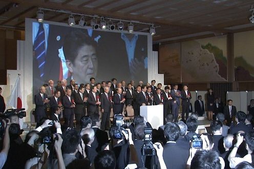 安倍总理出席了在东京都内举办的产业遗产国民会议招待会。