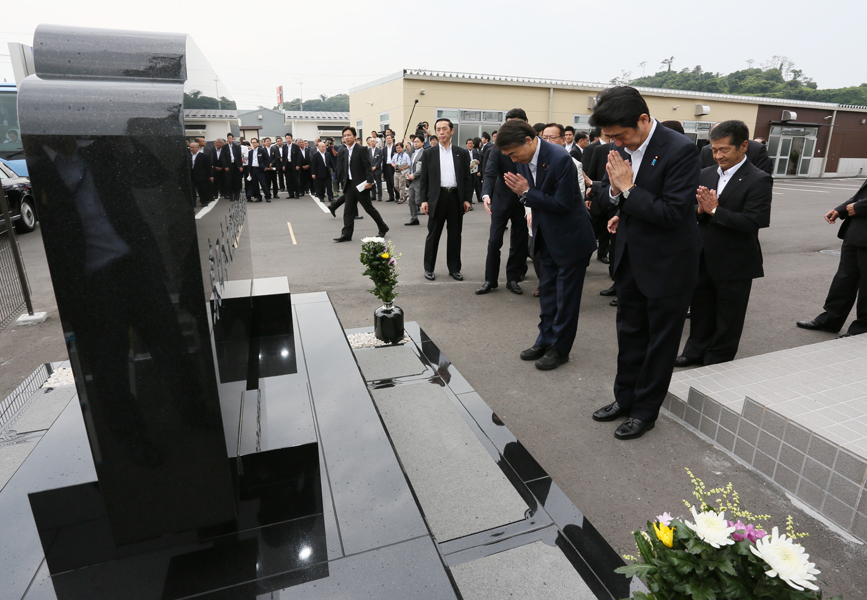安倍总理为了把握东日本大地震灾害的复兴情况访问了宫城县。