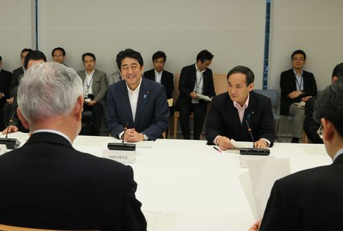 安倍总理在总理大臣官邸出席了有关每月例行经济报告等的相关阁僚会议。