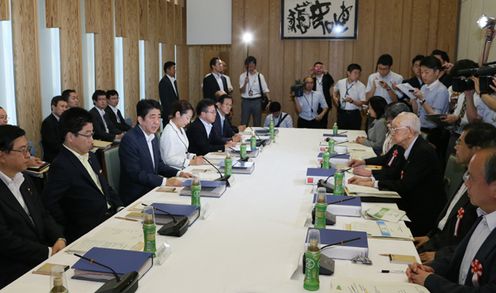 安倍总理在总理大臣官邸召开了第二次信息保全咨询会议。