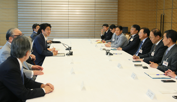 安倍总理在总理大臣官邸接受了韩国媒体代表团的拜会。