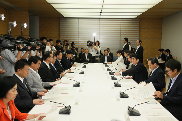 安倍总理在总理大臣官邸召开了第一次水循环政策本部会议。