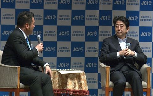 安倍总理出席了在神奈川县举行的2014夏季会议“强健的国家”日本创造论坛演讲会。