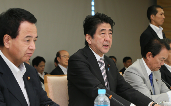 安倍总理在总理大臣官邸召开了2014年第十三次经济财政咨询会议。