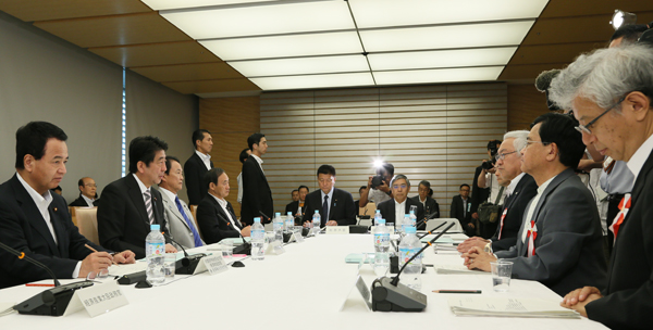 安倍总理在总理大臣官邸召开了2014年第十三次经济财政咨询会议。