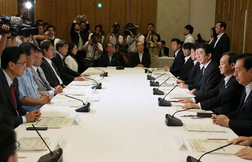 安倍总理在总理大臣官邸召开了第二次健康与医疗战略推进本部会议。
