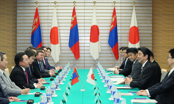 安倍总理在总理大臣官邸与蒙古国总统查希亚•额勒贝格道尔吉举行了会谈等。