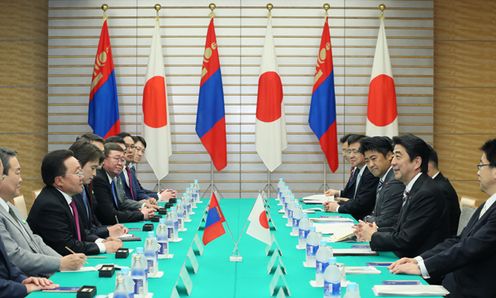 安倍总理在总理大臣官邸与蒙古国总统查希亚•额勒贝格道尔吉举行了会谈等。