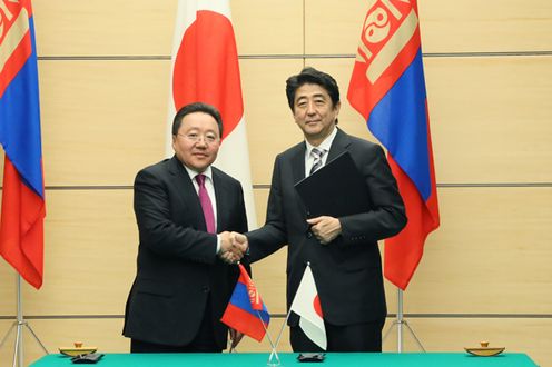 安倍总理在总理大臣官邸与蒙古国总统查希亚•额勒贝格道尔吉举行了会谈等。