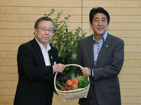 安倍总理在总理大臣官邸接受了福岛县佐藤雄平知事赠送的福岛夏季蔬菜。