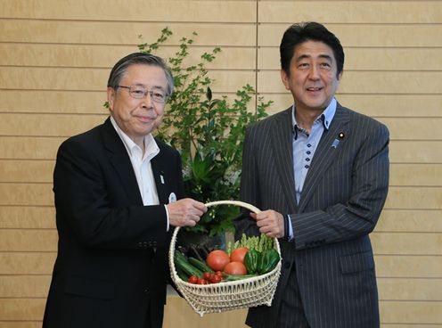 安倍总理在总理大臣官邸接受了福岛县佐藤雄平知事赠送的福岛夏季蔬菜。