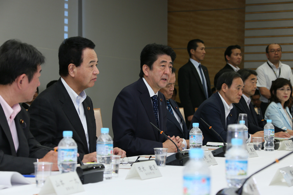 安倍总理在总理大臣官邸召开了第十四次日本经济再生本部会议。