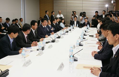 安倍总理在总理大臣官邸召开了第十四次日本经济再生本部会议。