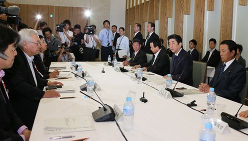 安倍总理在总理大臣官邸召开了2014年第十四次经济财政咨询会议。
